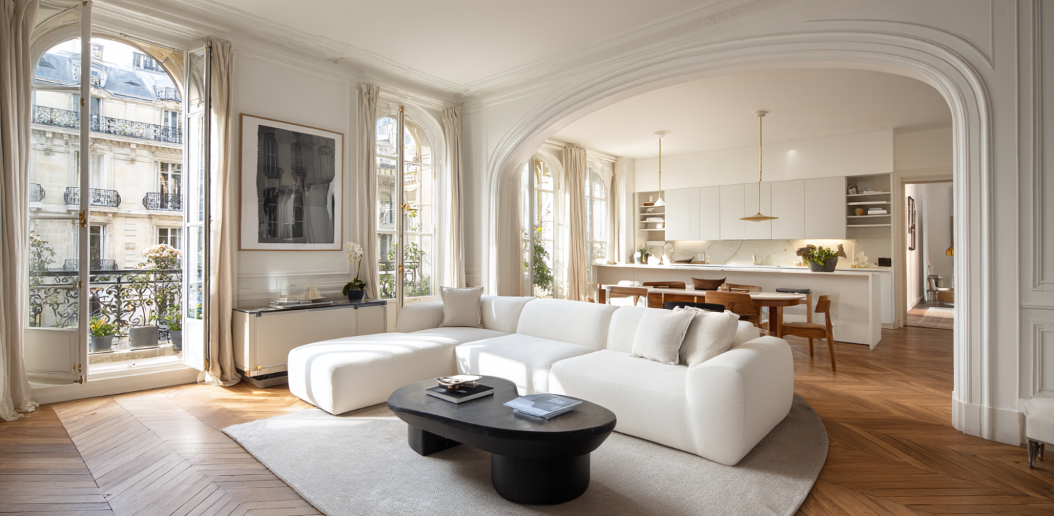 Salon luxueux parisien avec vue panoramique sur la Tour Eiffel